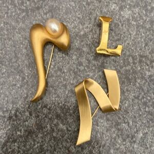 3 vintage golden tone brooches